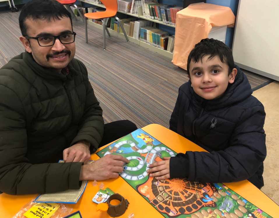 padre e hijo jugando a un juego de mesa