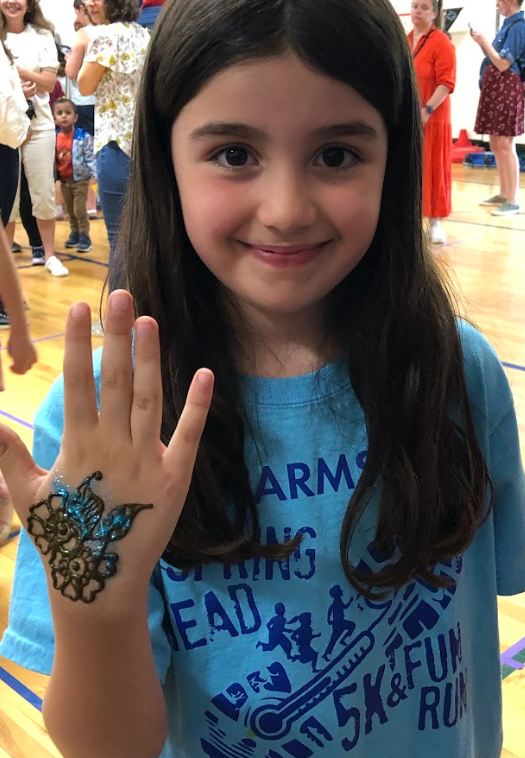 girl with henna art