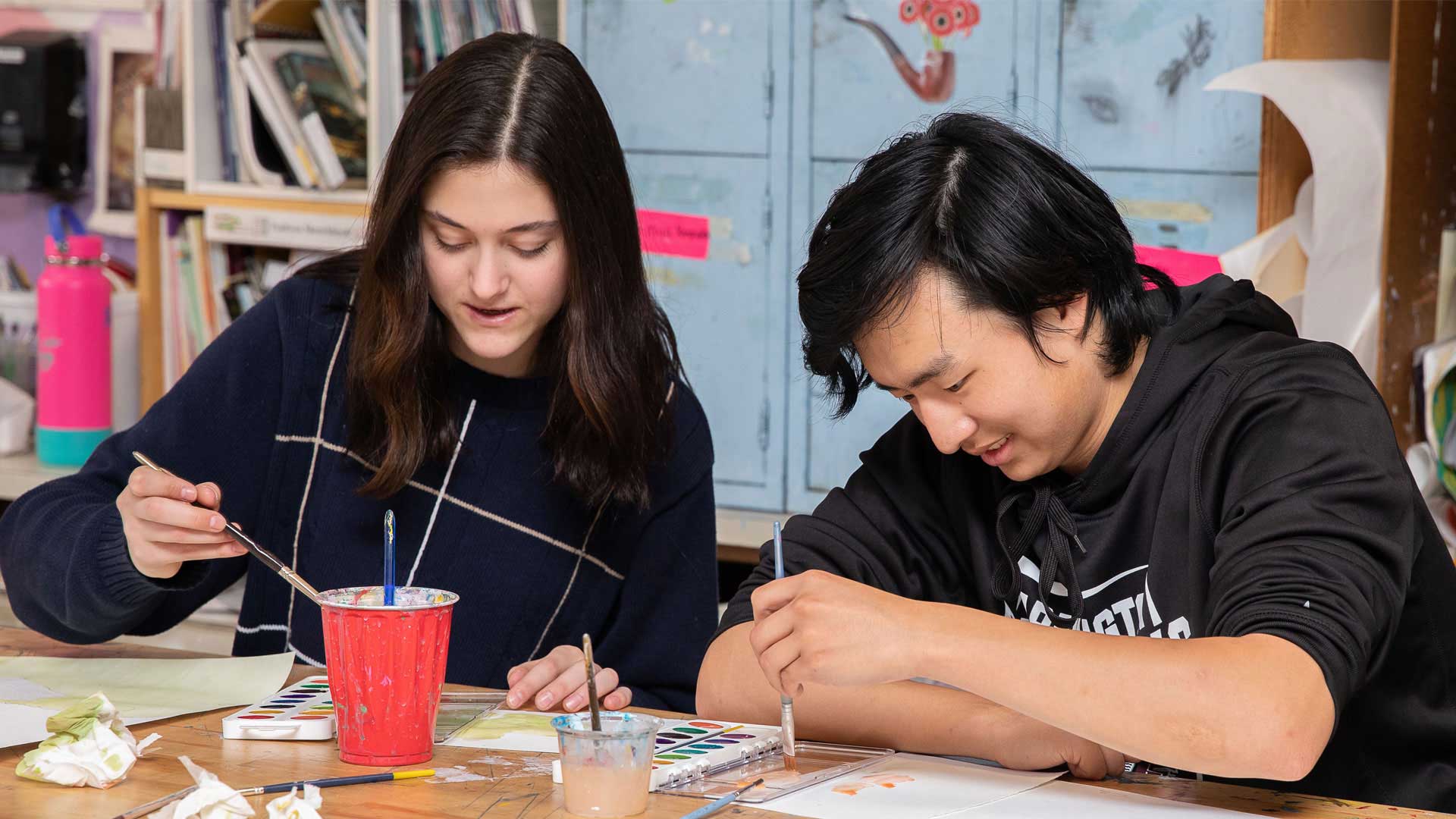 Dois alunos do liceu de Farmington mostram a sua criatividade na aula de arte.